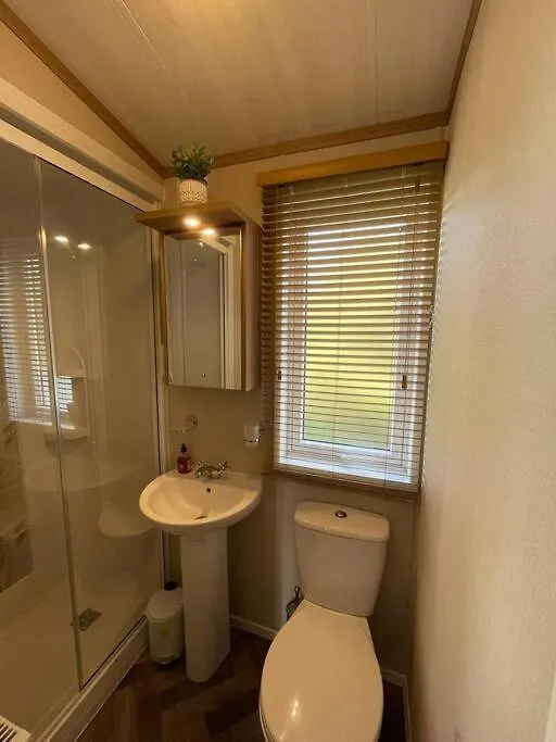 Woods Lodge With Hot Tub York Apartment