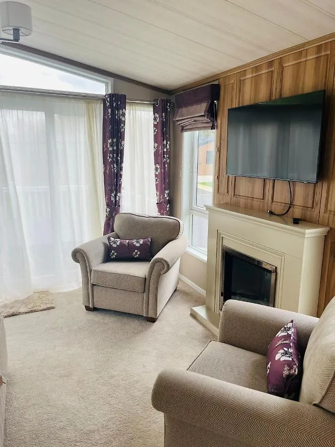 Woods Lodge With Hot Tub York Apartment