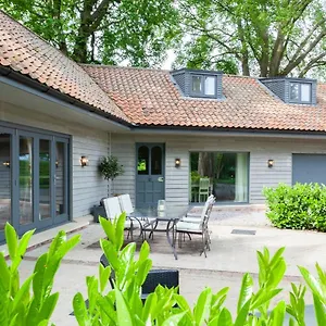  Holiday home The Stables With Jacuzzi & Tennis Court